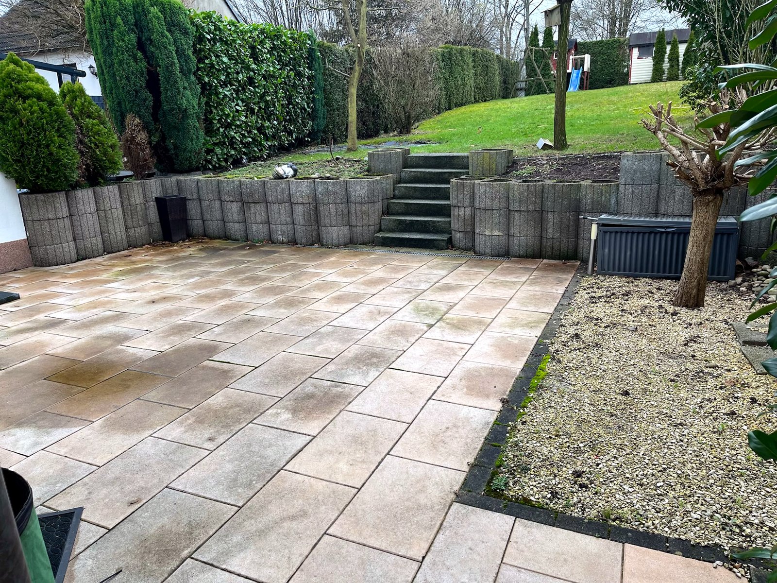 Vorher: alte Terrasse mit abgenutzten Stützmauern