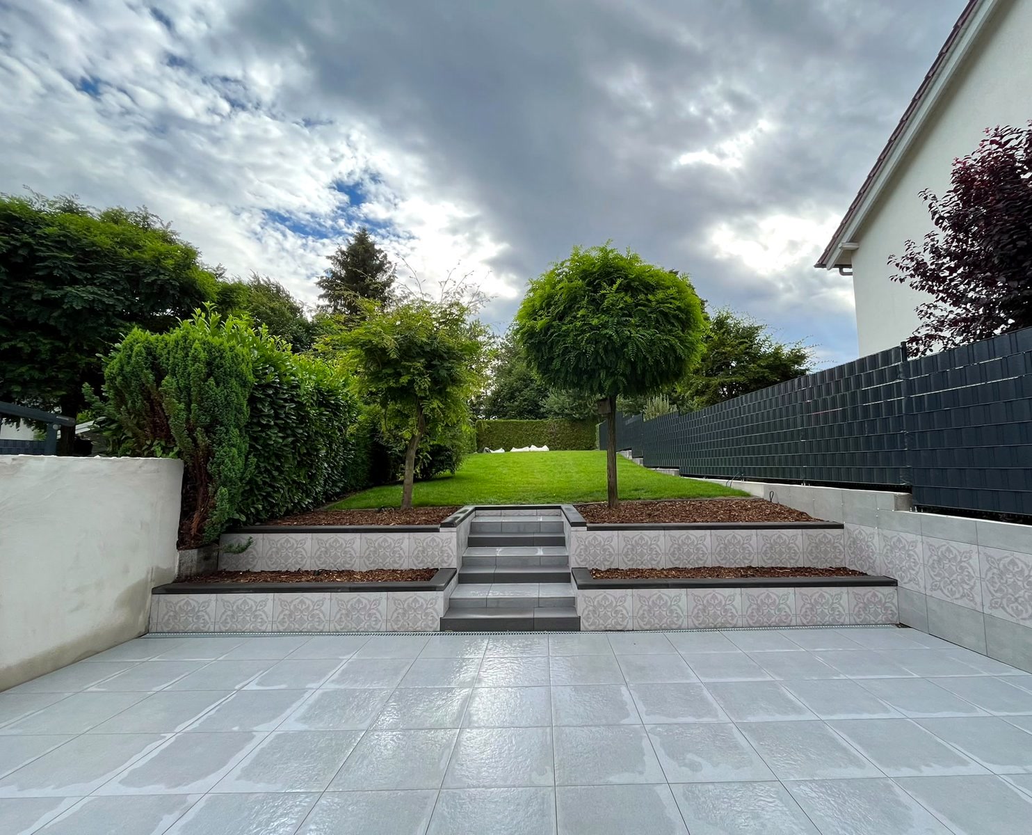 Neu terrassierter Garten mit Ziersteinen, Treppe und Beeten in Gelsenkirchen